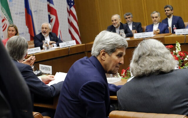 מלפנים &#8211; שר החוץ של ארצות הברית ג&#039;ון קרי, מאחור &#8211; שר החוץ של איראן מוחמד ג&#039;וואד זריף בעת המשא ומתן בווינה על תוכנית הגרעין האיראנית, 14 ביולי 2015 (צילום: Carlos Barria, Pool Photo via AP)