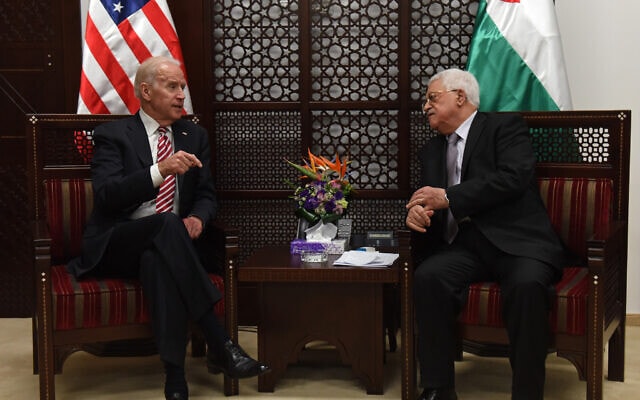 ג&#039;ו ביידן, בעת כהונתו כסגן נשיא ארצות הברית, נפגש עם נשיא הרשות הפלסטינית מחמוד עבאס בלשכתו ברמאללה, 9 במרץ 2016 (צילום: Debbie Hill/ POOL via AP)