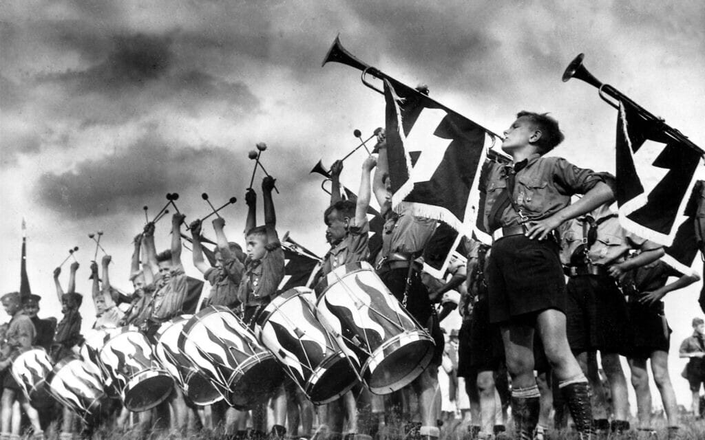 נוער היטלר משמיע קול תופים וקול תרועה לרגל פתיחתו של "דויטשלנדלאגר 1935", מחנה הנוער ליד ברנדנבורג (צילום: AP Photo)