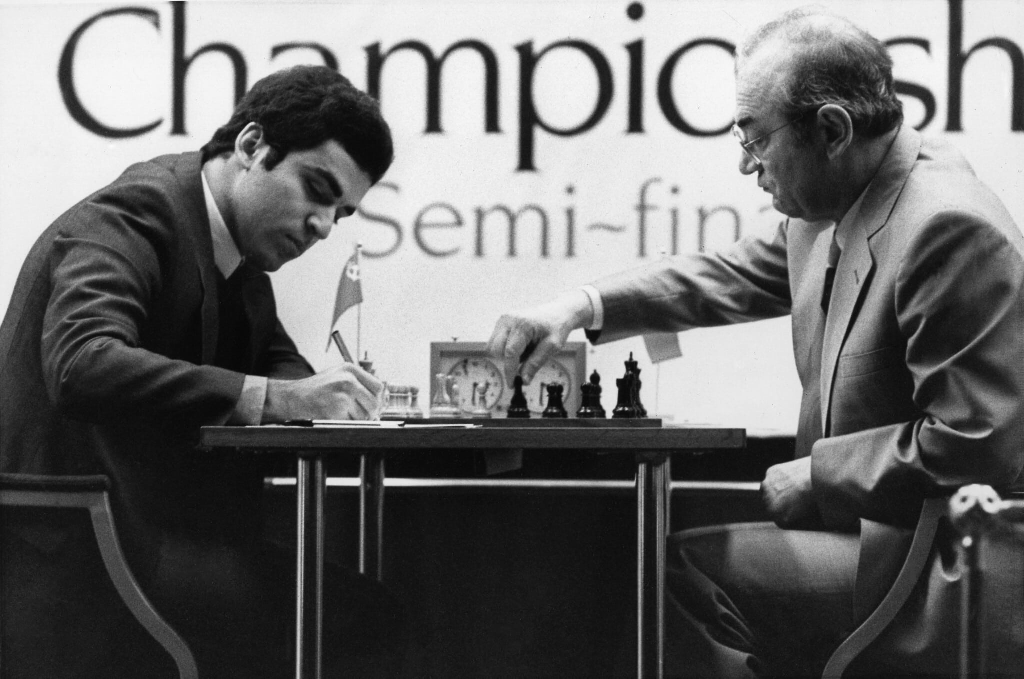 גארי קספרוב, בגיל 20, בחצי הגמר של אליפות העולם בשחמט שנערכה בלונדון, אנגליה, ב-25 בנובמבר 1983 (צילום: AP Photo/Taggart)