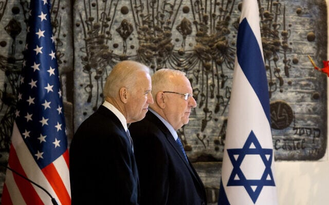 ג&#039;ו ביידן וראובן ריבלין בעת ביקורו של סגן הנשיא אז בירושלים, 9 במרץ 2016 (צילום: AP Photo/Sebastian Scheiner)