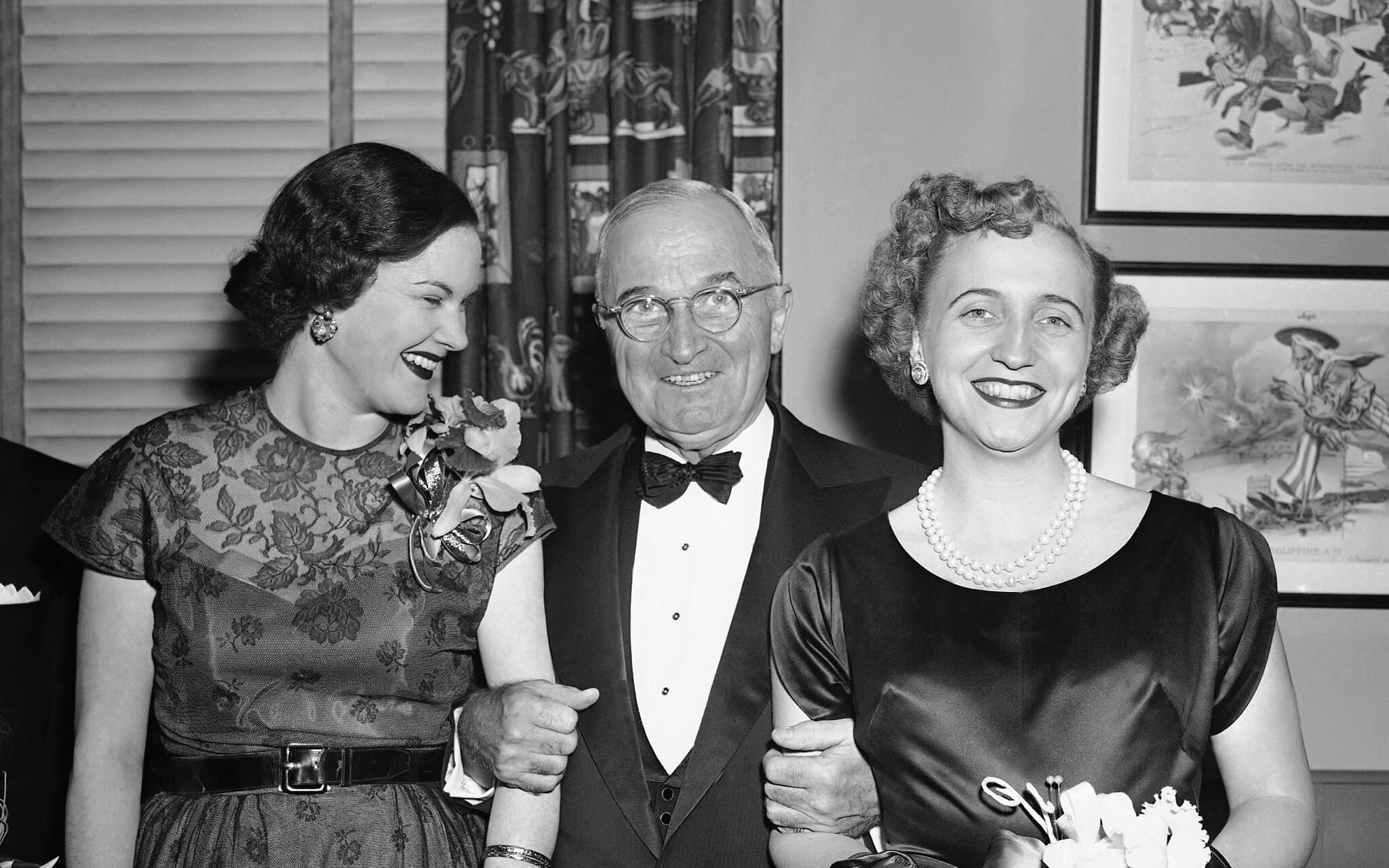 הנשיא טרומן עם בתו מרגרט (מימין) במועדון העיתונות הלאומי בוושינגטון, 13 בדצמבר 1950. משמאל, דרוסי סניידר הורטון, חברתה של מרגרט ובתו של שר האוצר ג'ון וו. סניידר (צילום: AP Photo/Herbert K. White)