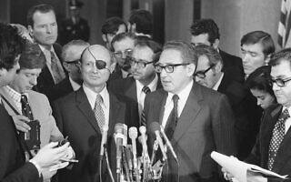 משה דיין והנרי קיסינג'ר, מרץ 1974 (צילום: AP Photo/Bob Daughtery) משה דיין והנרי קיסינג'ר, מרץ 1974 (צילום: AP Photo/Bob Daughtery)
