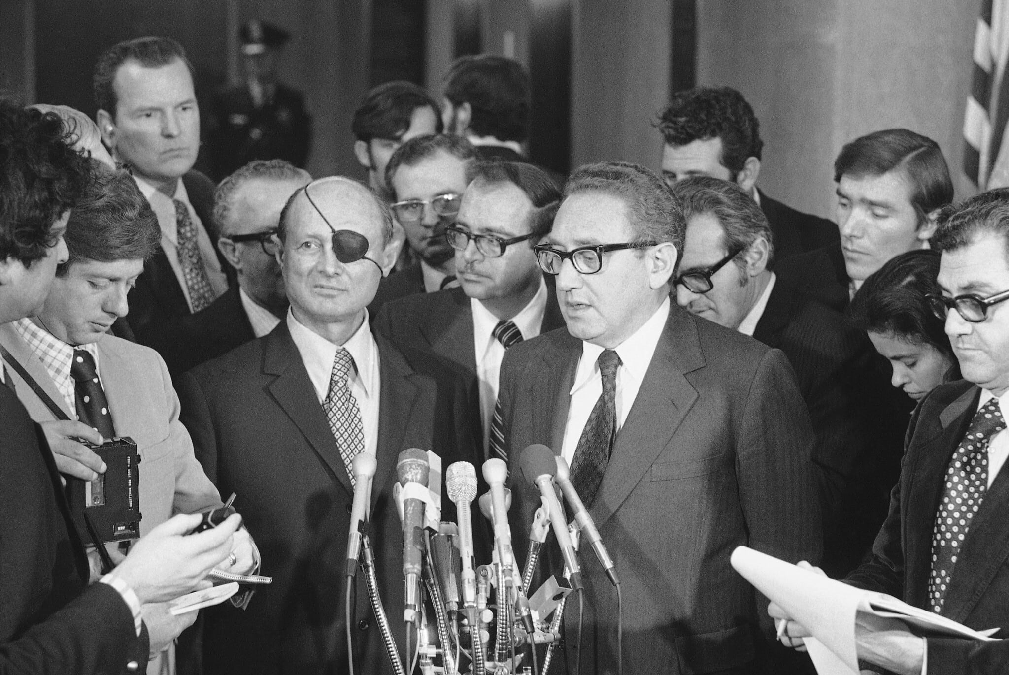 משה דיין והנרי קיסינג&#039;ר, מרץ 1974 (צילום: AP Photo/Bob Daughtery)