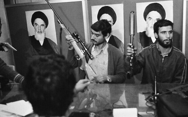 מסיבת עיתונאים של הסטודנטים האיראנים שהשתלטו על שגרירות ארה&quot;ב בטהרן, נובמבר 1979 (צילום: AP Photo/GG)