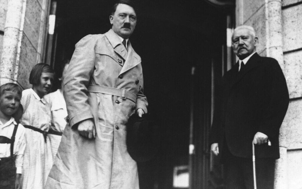 הדיקטטורים אדולף היטלר הגרמני ובניטו מוסוליני האיטלקי, מברכים זה את זה כשהם נפגשים בשדה התעופה של ונציה, 14 ביוני 1934 (צילום: AP)