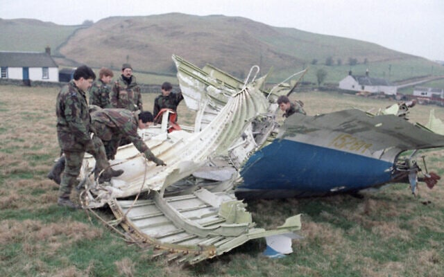 צוות מחיל האוויר הבריטי בוחן את זנב הבואינג 747 של טיסת פאן אם 103 שהתפוצצה מעל לוקרבי בסקוטלנד, ב-21 בדצמבר 1988צוות מחיל האוויר הבריטי בוחן את זנב הבואינג 747 של טיסת פאן אם 103 שהתפוצצה מעל לוקרבי בסקוטלנד, ב-21 בדצמבר 1988 (צילום: AP Photo/Peter Kemp)
