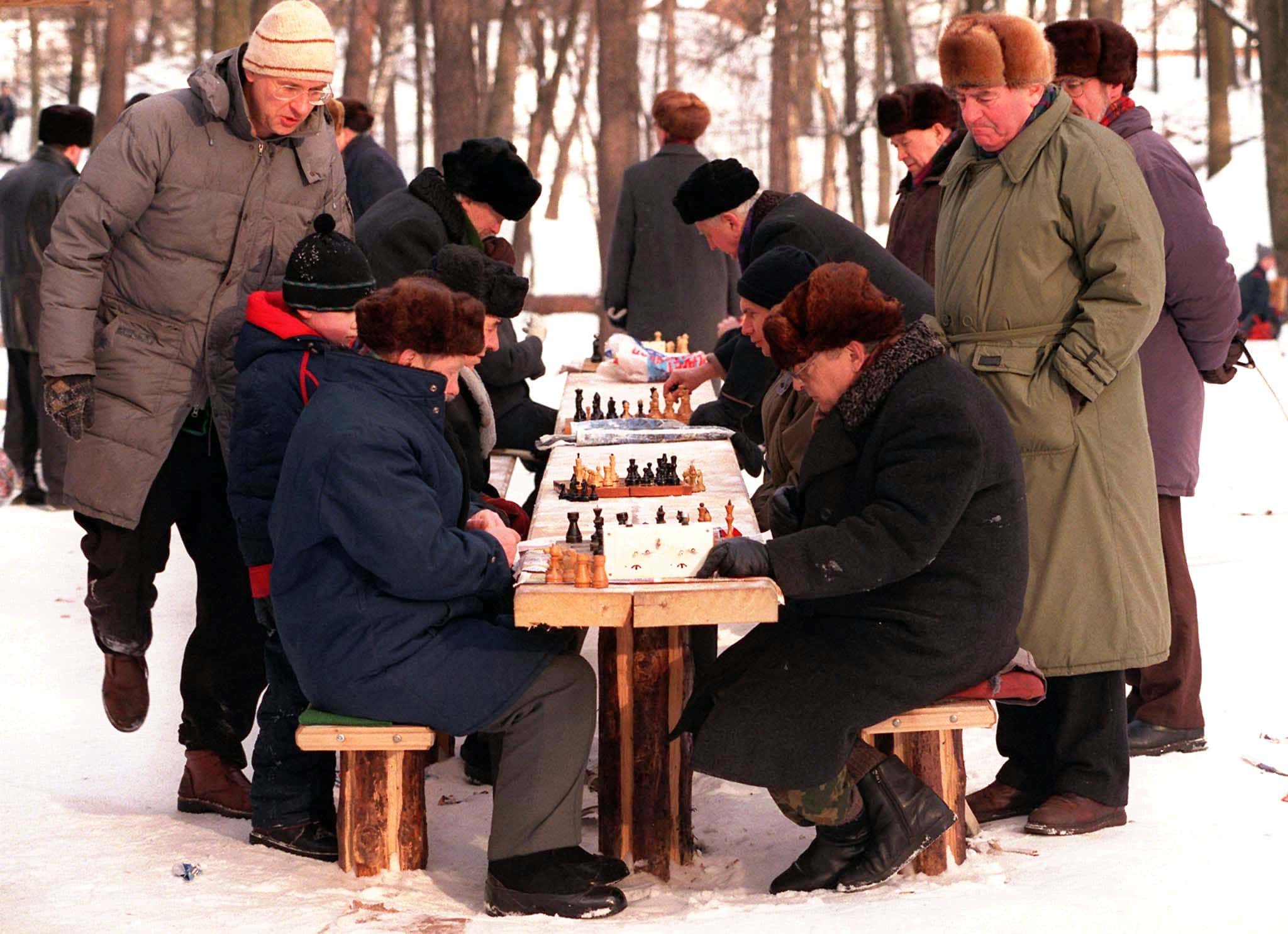 גם בשלג, הזקנים משחקים שחמט בפארק טימירייזבצקי במוסקבה, רוסיה, 1998 (צילום: AP Photo/ Mikhail Metzel)