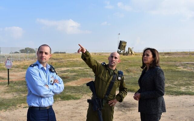 קמלה האריס בביקור בבסיס כיפת ברזל בצה&quot;ל בעת ביקורה בישראל בנובמבר 2017 (צילום: משרדה של האריס בסנאט)