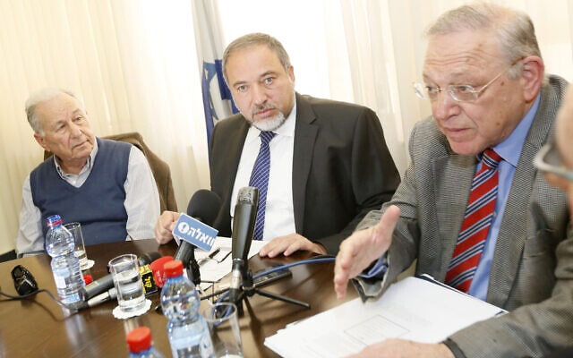 אוריאל רייכמן, אביגדור ליברמן ואמנון רובינשטיין במסיבת עיתונאים בה הם קוראים לשנות את שיטת הממשל בישראל, ב-10 בפברואר 2013 (צילום: מרים אלסטר/פלאש90)