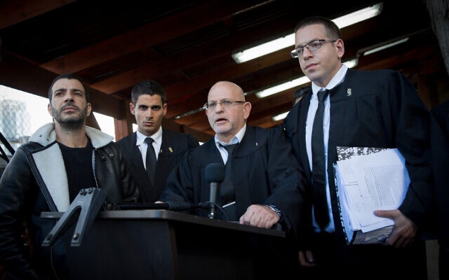 עורך הדין אייל בסרגליק (מימין) לצד פרקליטים נוספים של אלאור אזריה בבסיס הקריה בתל אביב, 4 בינואר 2017 (צילום: מרים אלסטר, פלאש 90)
