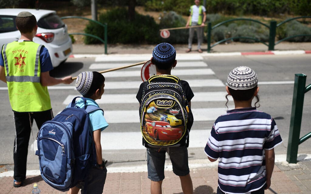 תלמידי בית ספר חוצים כביש בעזרת משמרות הזה״ב (צילום: Gili Yaari /Flash90) תלמידי בית ספר חוצים כביש בעזרת משמרות הזה״ב (צילום: Gili Yaari /Flash90)