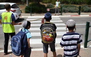 תלמידי בית ספר חוצים כביש בעזרת משמרות הזה״ב (צילום: Gili Yaari /Flash90) תלמידי בית ספר חוצים כביש בעזרת משמרות הזה״ב (צילום: Gili Yaari /Flash90)