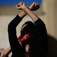 מחאה נגד אלימות כלפי נשים בתל אביב. בדצמבר 2019 (צילום: Tomer Neuberg/Flash90)