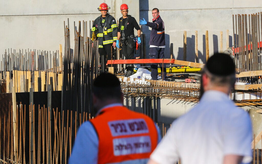 צוותי חילוץ ורפואה מגיעים לאתר בנייה בקרית גת שבו נהרג עובד בתאונת עבודה. דצמבר 2019. "אין תרבות בטיחות בישראל" (צילום: Flash90)