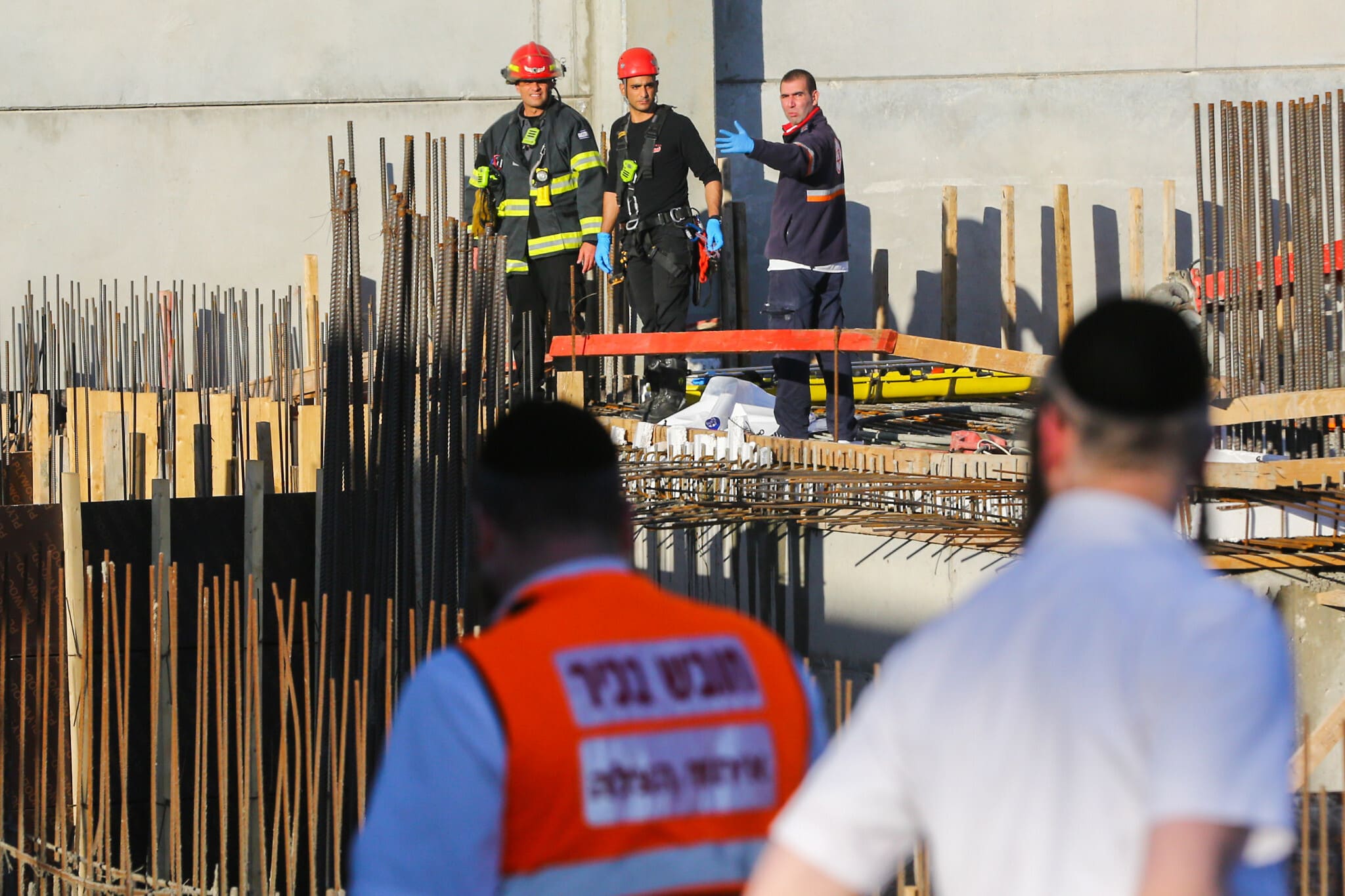 צוותי חילוץ ורפואה מגיעים לאתר בנייה בקרית גת שבו נהרג עובד בתאונת עבודה. דצמבר 2019. &#8220;אין תרבות בטיחות בישראל&#8221; (צילום: Flash90)