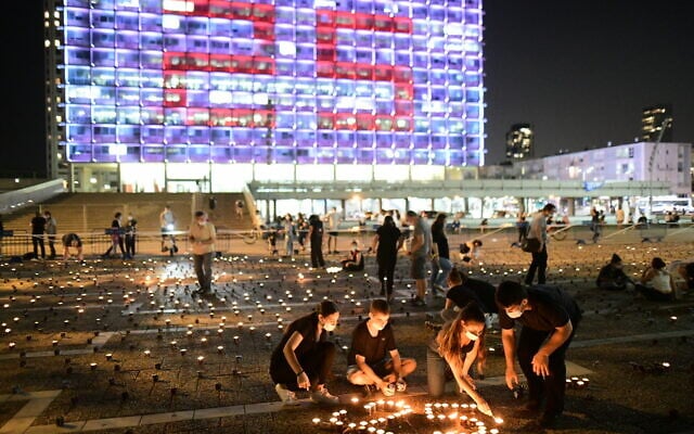 הדלקת 25,000 נרות זיכרון לכבוד יום הזיכרון ה-25 לרצח ראש הממשלה, יצחק רבין. כיכר רבין 29 באוקטובר 2020 (צילום: Tomer Neuberg/Flash90)