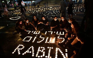 מייצג נרות במלאת 25 שנים לרצח רבין בתל אביב, 29 באוקטובר 2020 (צילום: תומר נויברג, פלאש 90) מייצג נרות במלאת 25 שנים לרצח רבין בתל אביב, 29 באוקטובר 2020 (צילום: תומר נויברג, פלאש 90)