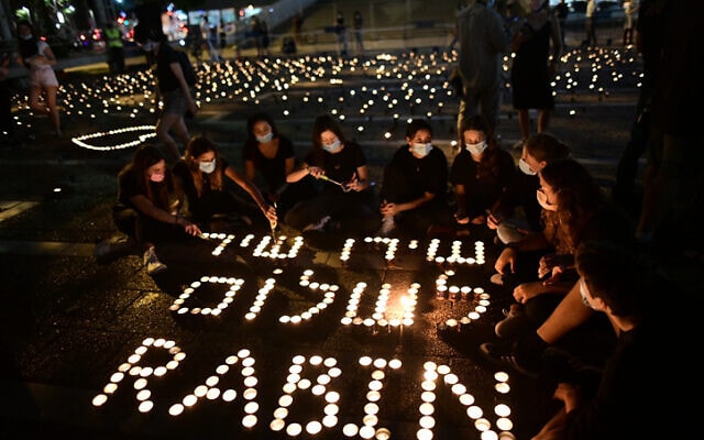 מייצג נרות במלאת 25 שנים לרצח רבין בתל אביב, 29 באוקטובר 2020 (צילום: תומר נויברג, פלאש 90)