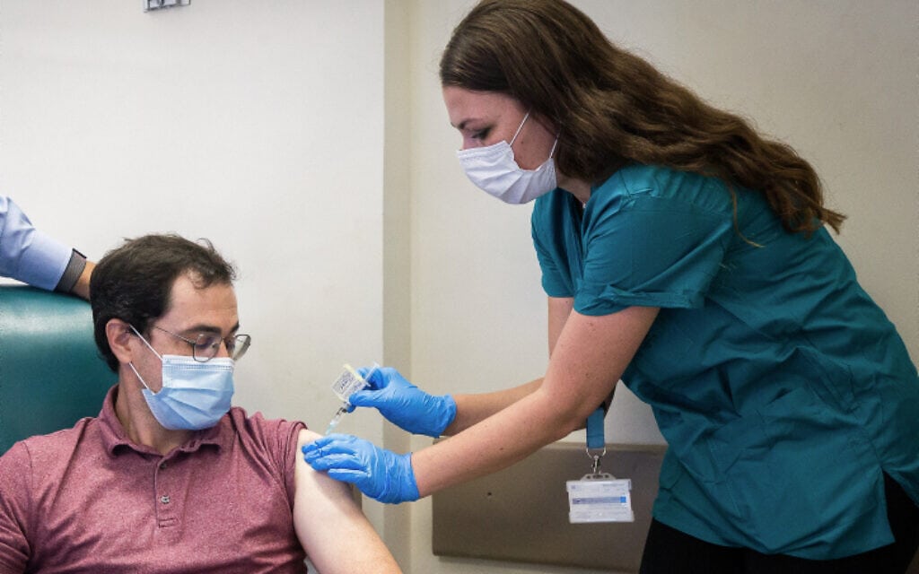 ענר אוטולנגי, אחד משני המתנדבים שהיו הראשונים להתחסן בחיסון שפיתח המכון הביולוגי בנס ציונה, בבית החולים הדסה עין כרם, 1 בנובמבר 2020 (צילום: יונתן זינדל/פלאש 90)