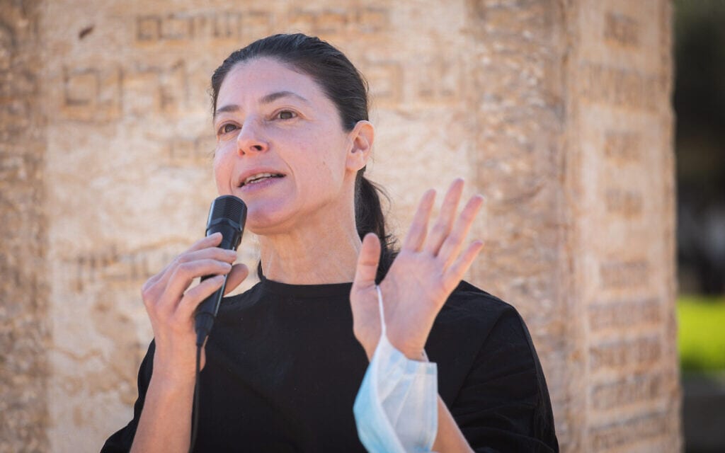 מרב מיכאלי נואמת מחוץ לבית המשפט העליון על הצורך לכלול נשים בימי מיון למתגייסים. נובמבר 2020 (צילום: הדס פרוש/פלאש90) מרב מיכאלי נואמת מחוץ לבית המשפט העליון על הצורך לכלול נשים בימי מיון למתגייסים. נובמבר 2020 (צילום: הדס פרוש/פלאש90)