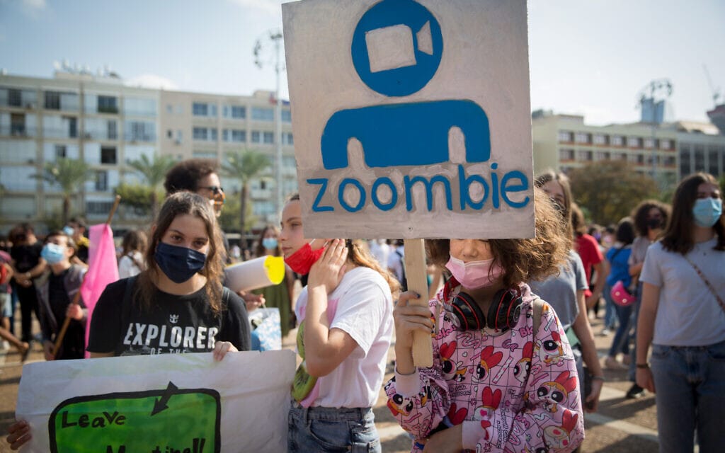 סטודנטים ישראלים מפגינים נגד הלמידה מרחוק בכיכר רבין בתל אביב. נובמבר 2020 (צילום: Miriam Alster/Flash90)