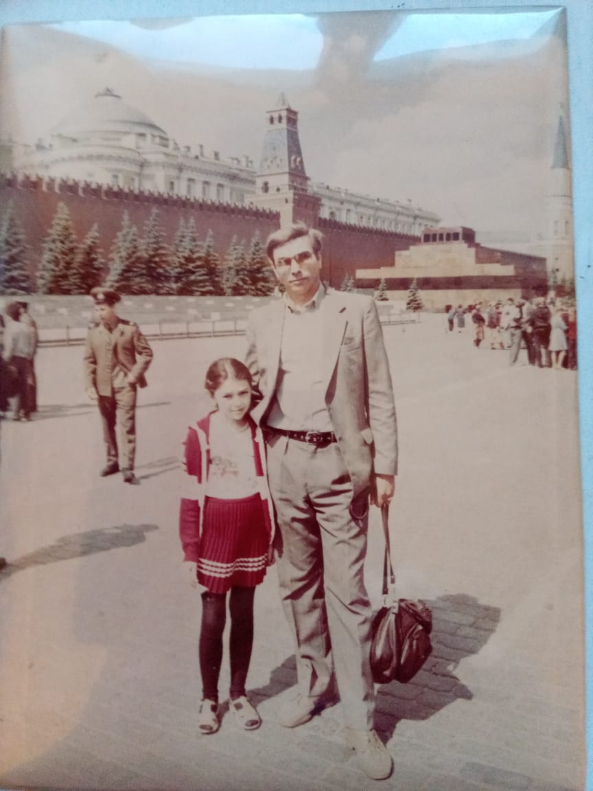 אירה טולצ&#039;ין אימרגליק בגיל תשע, עם אביה בטיול במוסקבה &#8211; בדרך לצפות באליפות העולם בשחמט שהתרחשה בעיר באותו הזמן