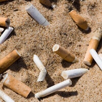 בדלי סיגריות בחוף הים. אילוסטרציה (צילום: 5xinc/iStock)