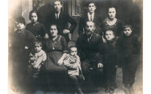 סבא וסבתא רבה של אילן שיינפלד, שלמה ושרה פלדמן, מצד אביו, וכל ילדיהם, לפני השואה.