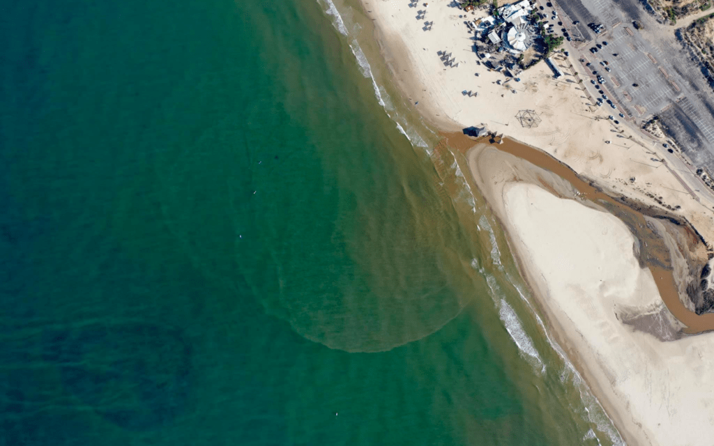ביוב מנחל פולג נשפך לחוף פולג. נובמבר 2020 (צילום: אורון קסל)