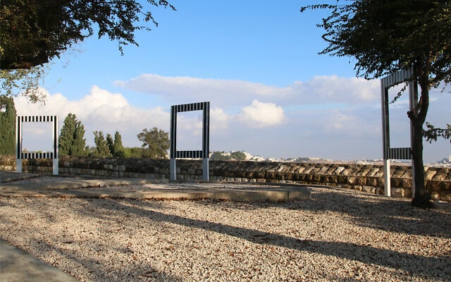 פסל סביבתי של האמן הצרפתי דניאל ביורן בטיילת הר ציון בירושלים. שלוש המסגרות הריקות נקראות &quot;שלוש נקודות מבט לדיאלוג&quot; (צילום: שמואל בר-עם)
