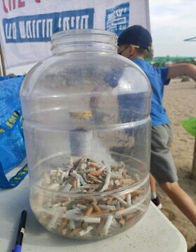 איסוף בדלי סיגריות בחוף בנהריה, במסגרת מבצע הנקיון הגדול ב-30 באוקטובר 2020 (צילום: החברה להגנת הטבע)