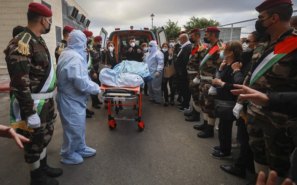 גופתו של סאיב עריקאת, בכיר הרשות הפלסטינית שמת מקורונה, מגיעה לבית חולים ברמאללה, 10 בנובמבר 2020 (צילום: פלאש90)