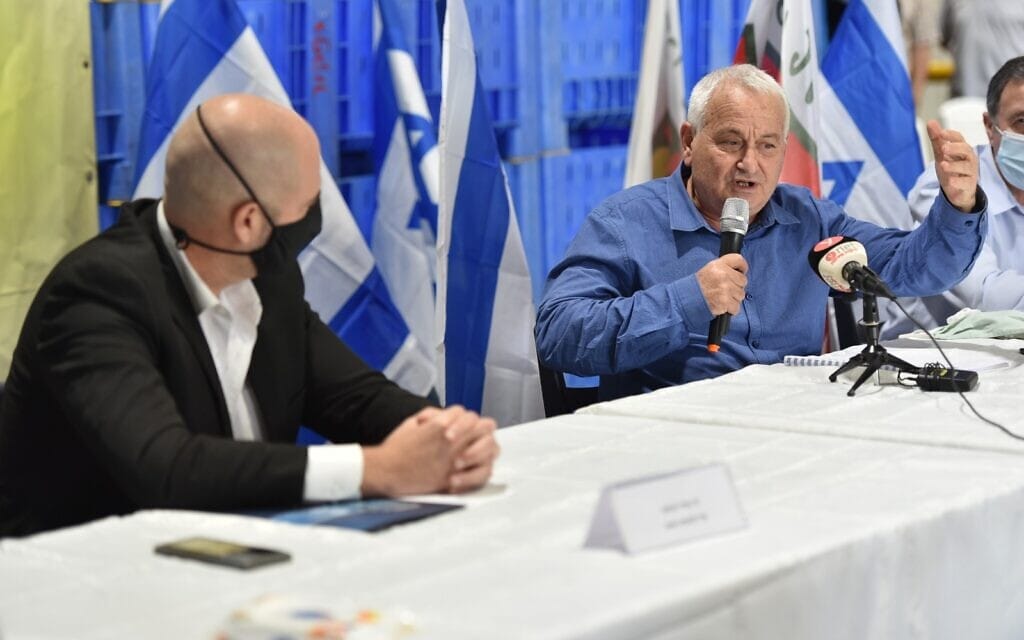 שר החקלאות אלון שוסטר והשר לבטחון פנים אמיר אוחנה בביקור בבית אריזה רפקור בראש פינה, 10 בנובמבר 2020 (צילום: דוברות משטרת ישראל) שר החקלאות אלון שוסטר והשר לבטחון פנים אמיר אוחנה בביקור בבית אריזה רפקור בראש פינה, 10 בנובמבר 2020 (צילום: דוברות משטרת ישראל)
