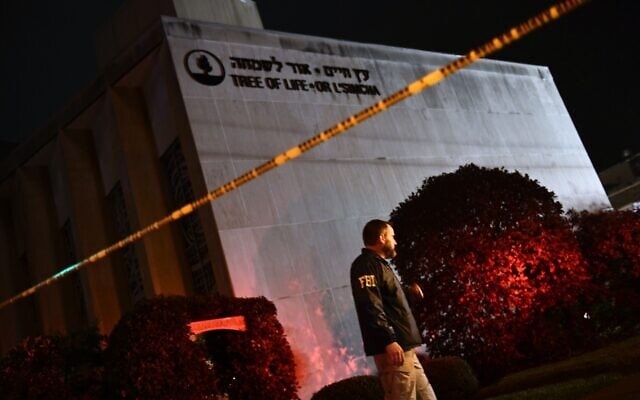 סוכן אף-בי-איי מחוץ לבית הכנסת &quot;עץ החיים&quot; בפיטסבורג, אחרי מתקפת הטרור בה נרצחו 11 בני אדם. 27 באוקטובר 2018 (צילום: BRENDAN SMIALOWSKI/AFP via Getty Images/JTA)