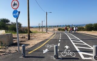 שביל שמחבר את שכונות עבר הירקון אל הים (צילום: אביב לביא) שביל שמחבר את שכונות עבר הירקון אל הים (צילום: אביב לביא)