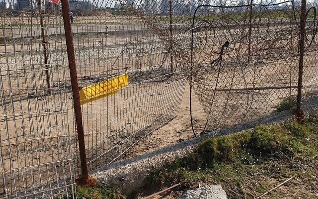 פריצה בגדר שמפרידה בין שכונות עבר הירקון והים (צילום: אביב לביא)
