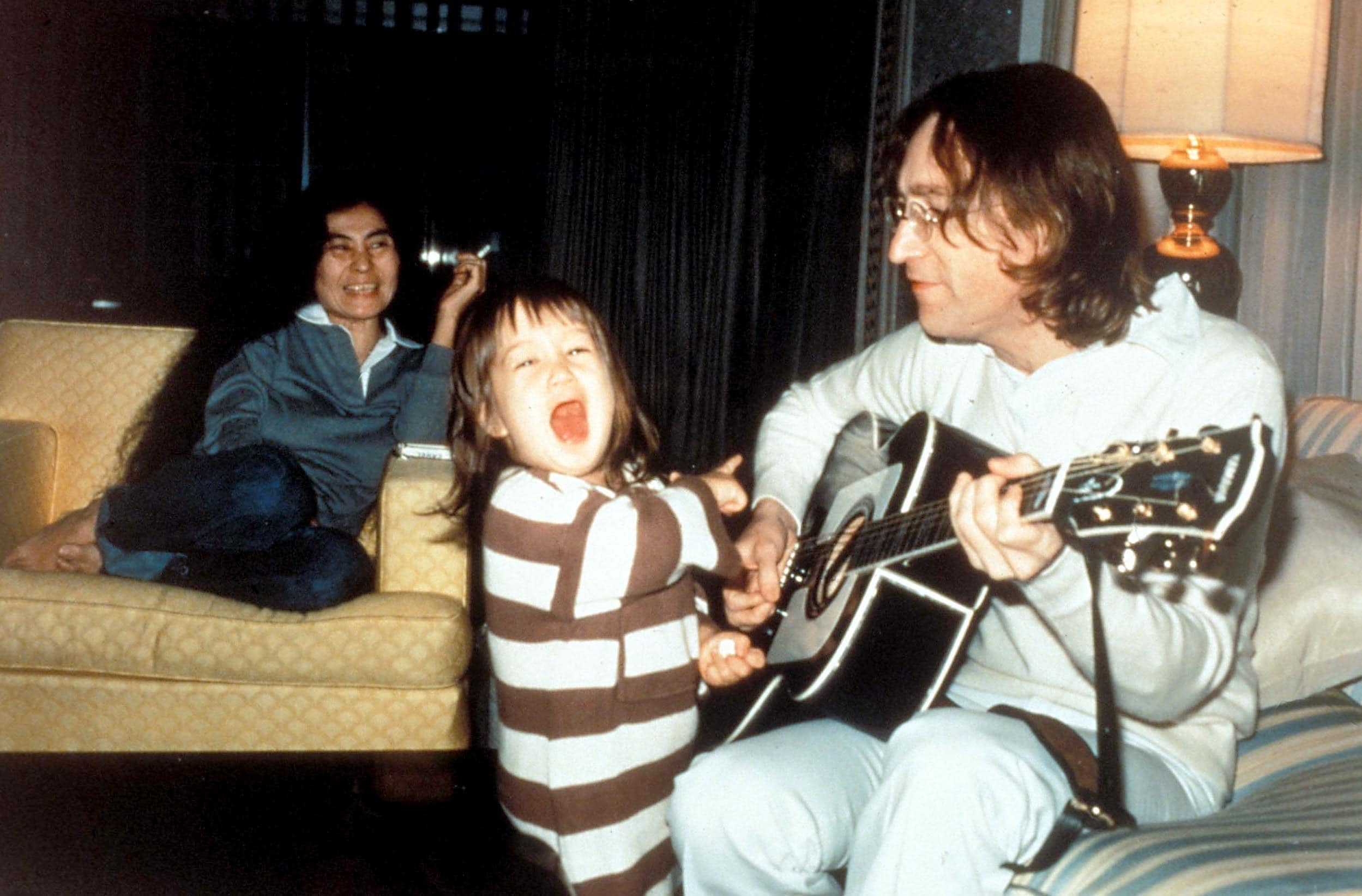 ג&#039;ון לנון, יוקו אונו ובנם שון בביתם, ב-1978 (צילום: MediaPunch/Alamy)
