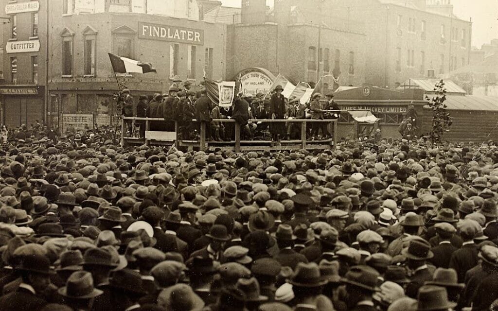 עצרת המונית של רפובליקנים איריים (מתנגדי הסדר החלוקה) זמן קצר לאחר מלחמת האזרחים. דבלין, 19 באוגוסט, 1923 (צילום: הספריה הלאומית של אירלנד)