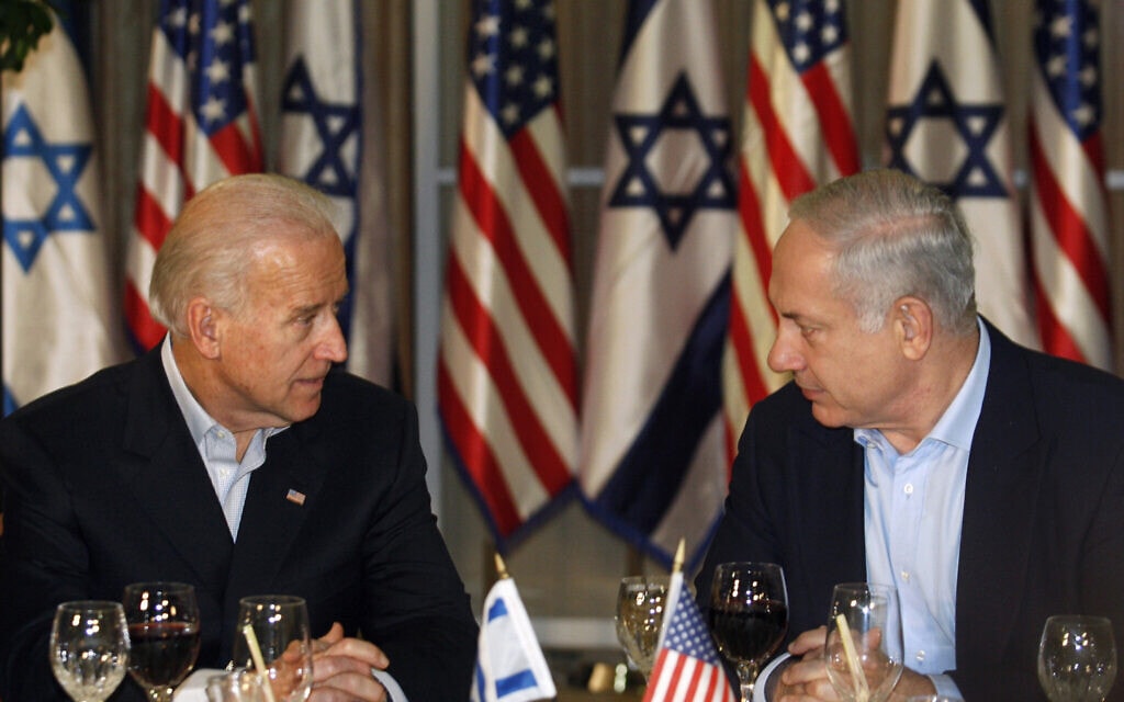 ארכיון: ג&#8217;ו ביידן ובנימין נתניהו משוחחים לפני ארוחת ערב במעון ראש הממשלה בירושלים ,9 במרץ 2010 (צילום: AP Photo/Baz Ratner, Pool)