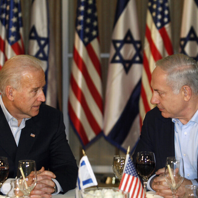 ארכיון: ג'ו ביידן ובנימין נתניהו משוחחים לפני ארוחת ערב במעון ראש הממשלה בירושלים ,9 במרץ 2010 (צילום: AP Photo/Baz Ratner, Pool)