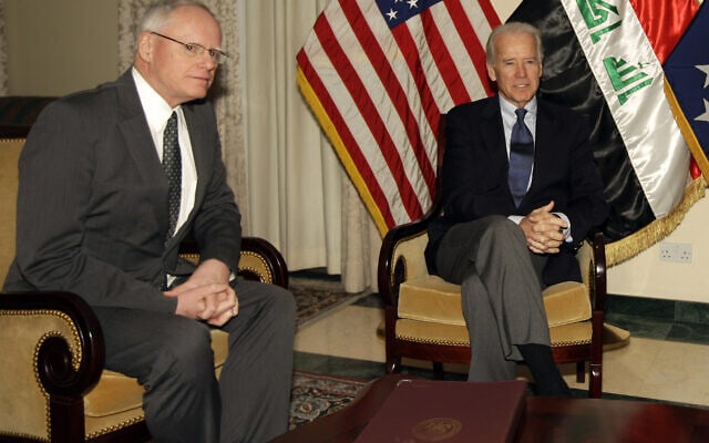 אז-סגן הנשיא ג&#039;ו ביידן עם אז-שגריר ארה&quot;ב בעיראק, ג&#039;יימס ג&#039;פרי, נובמבר 2011 (צילום: AP Photo/Khalid Mohammed)