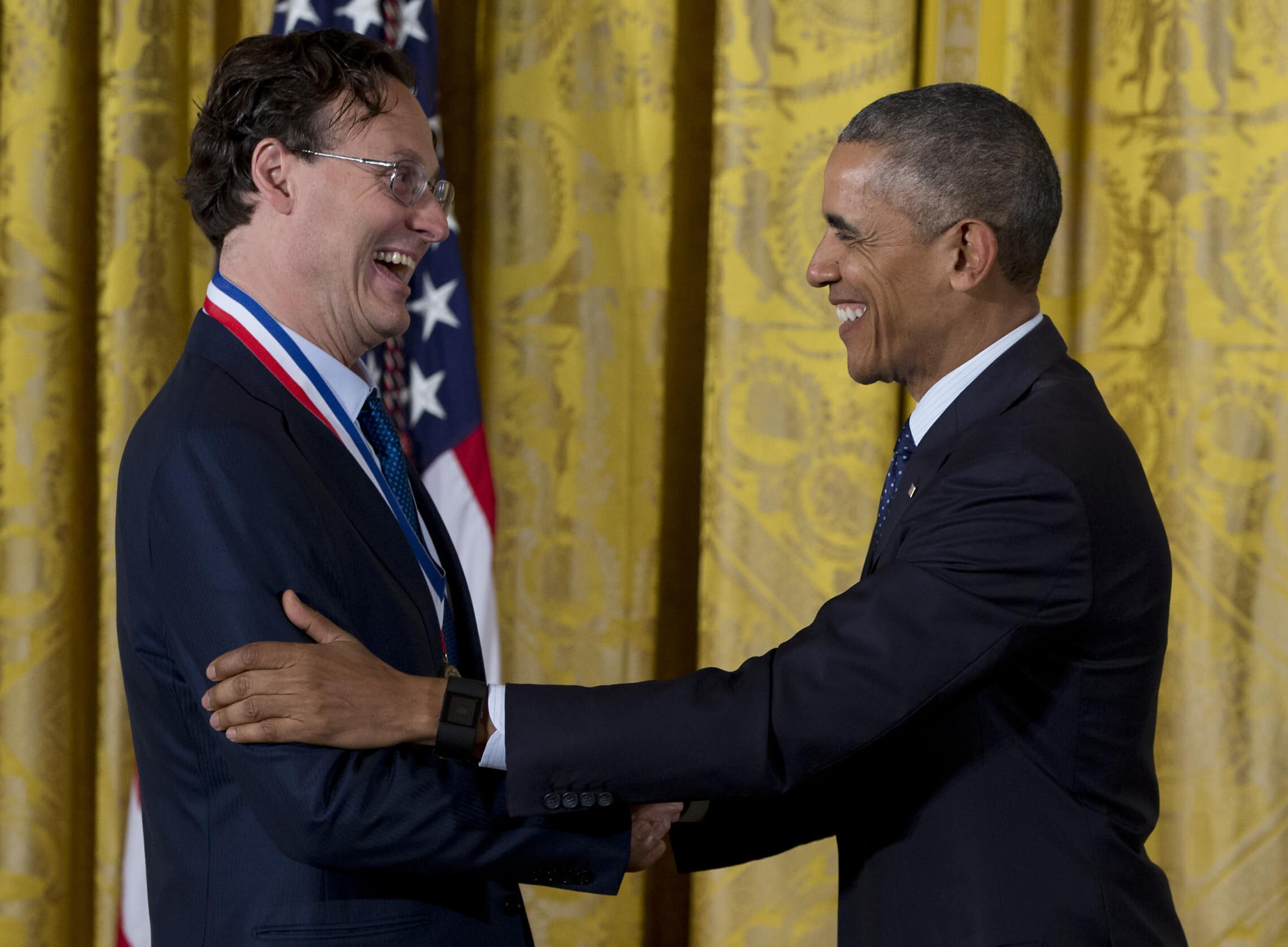 ברק אובמה מעניק לג&#039;ונתן רוטברג את מדליית הנשיא בתחומי הטכנולוגיה והחדשנות, ב-19 במאי 2016 (צילום: AP Photo/Carolyn Kaster)