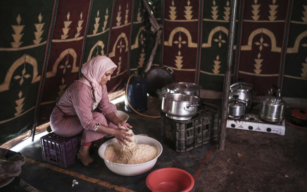 אישה מכינה קוסקוס באל-מנסוריה שבמרוקו, 17 באוגוסט 2017 (צילום: Mosa'ab Elshamy, AP)