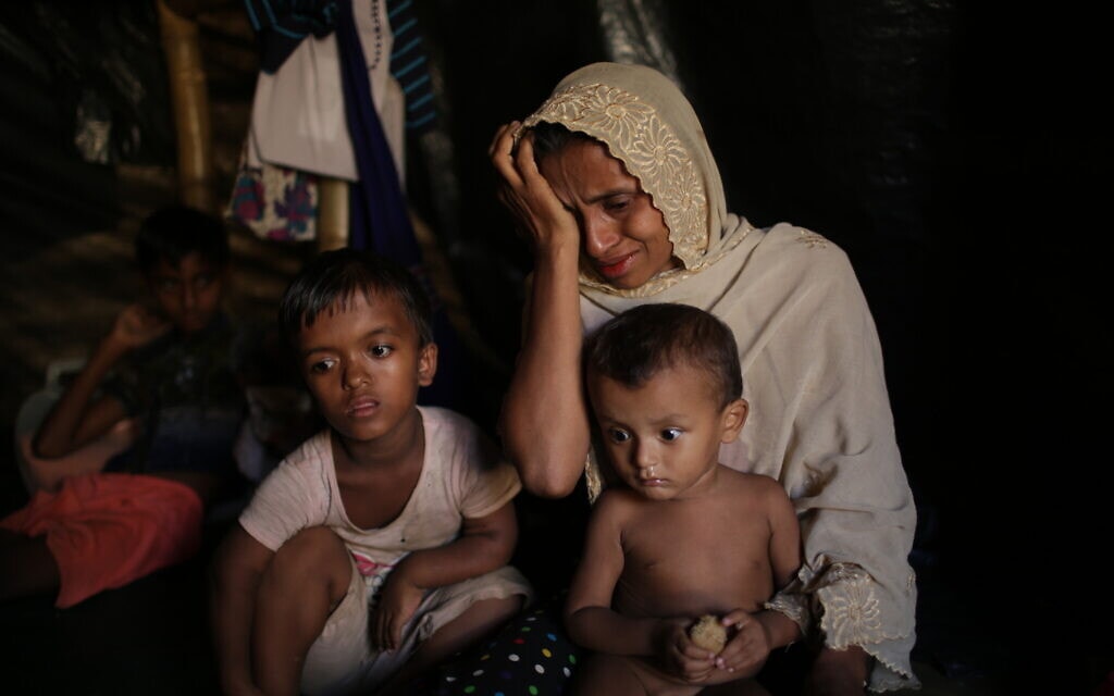 ג'מילה בגום, 35, בוכה כשהיא מספרת איך אנשי הכוחות המזוינים של מיאנמר, המואשמים בביצוע טבח באזרחים בכפר שלה, מאונג נו, במדינת ראחין שבמיאנמר, רצחו את בנה ואת בעלה, במהלך ריאיון עם סוכנות הידיעות AP במחנה הפליטים קוטופלונג בבנגלדש, 26 בנובמבר 217 (צילום: AP Photo/Wong Maye-E)