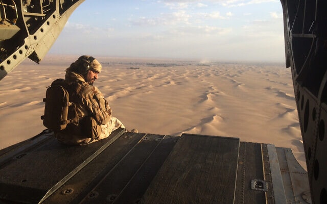 חייל אמירתי במסוק מעל תימן, 2015 (צילום: AP Photo/Adam Schreck)
