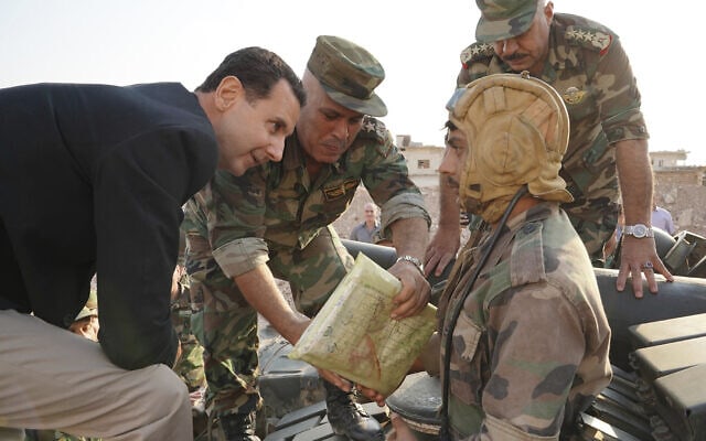 נשיא סוריה באשר אסד עם חיילי צבא סוריה באזור אידליב. 22 באוקטובר 2019 (צילום: Facebook page of the Syrian Presidency via AP)