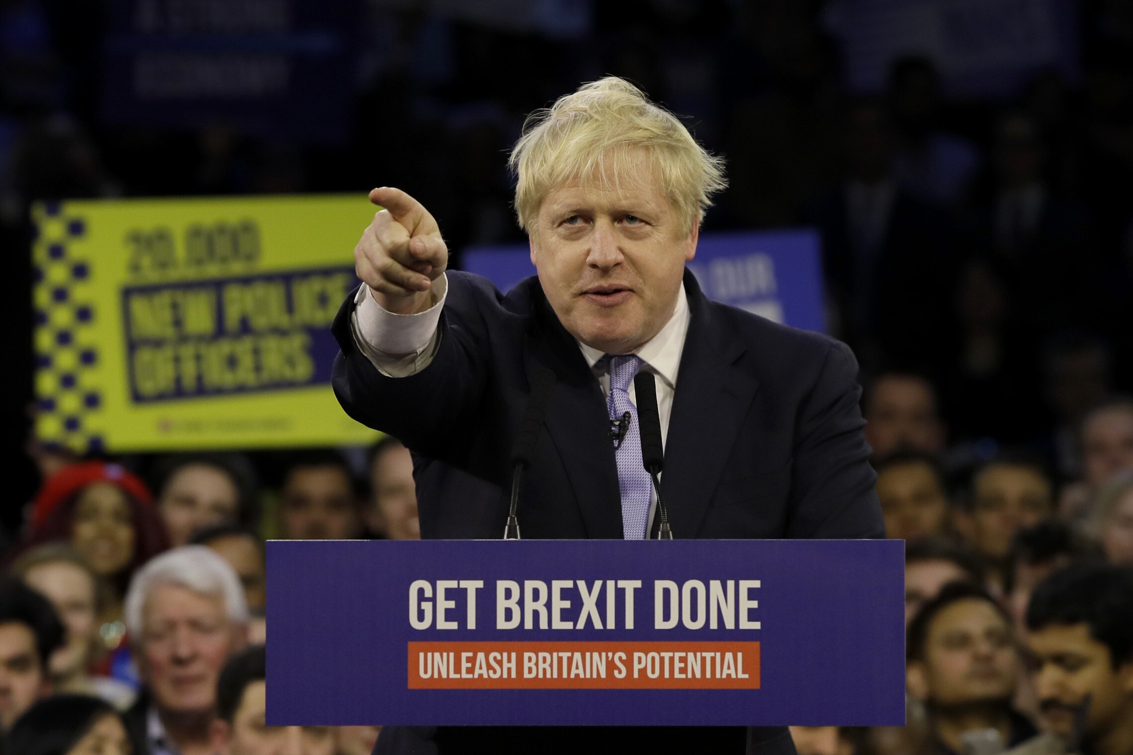 בוריס ג&#039;ונסון בעצרת בחירות בדצמבר 2019. חשבנו שאין יותר גרוע או משוגע ממנו במשרד ראש ממשלת בריטניה? אז חשבנו (צילום: AP Photo/Kirsty Wigglesworth)