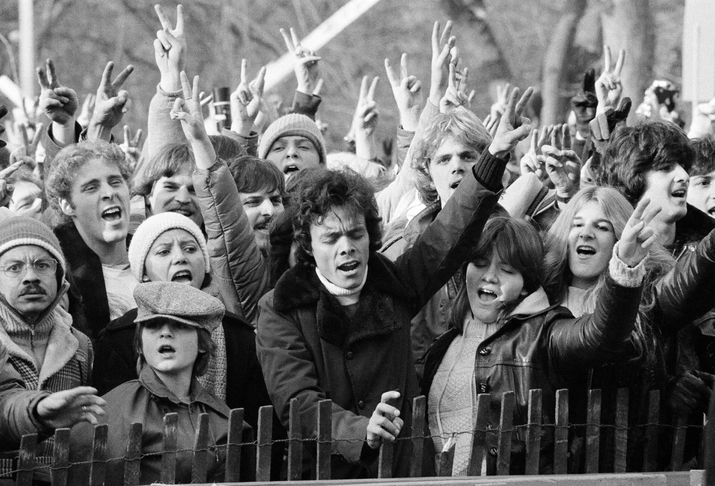 המונים נאספים מחוץ לבניין הדקוטה בניו יורק בימים שאחרי רצח ג&#039;ון לנון, דצמבר 1980 (צילום: AP Photo/Carlos Rene Perez)