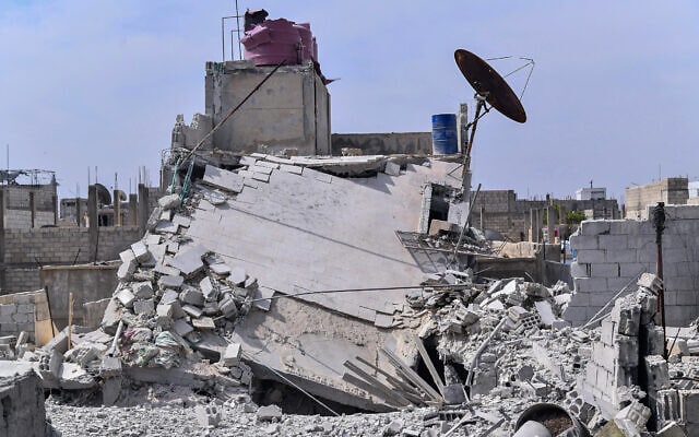 בתמונה שהוציאה סוכנות הידיעות הרשמית של סוריה, נראה בניין הרוס בפרברי דמשק, אשר לטענת הסורים נפגע בהתקפת חיל האוויר הישראלי. 27 באפריל 2020 (צילום: SANA via AP)